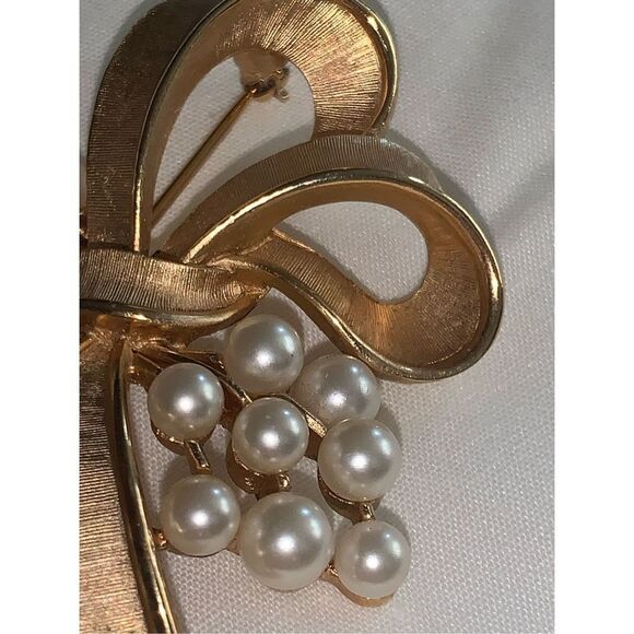 Vintage Large Crown Trifari Faux Pearls Brushed Gold Tone Berris Branch Brooch P - Picture 8 of 14